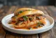 Bánh Mì Cá Mòi sanduíche de sardinha servida com legumes frescos e coentros.