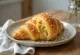 Croissant de frango com caril servido