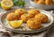 Korokke tradicional servido, com salsa fresca e limão