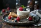Panna cotta com base de bolacha de aveia em copo