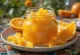 Chutney agridoce de laranja e gengibre servido num frasco