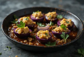 Beringelas pequenas inteiras recheadas, cozinhadas em molho vermelho picante
