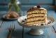 Bolo de castanhas com pão de ló fatiado