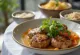 Bun Cha servido com massa de arroz e ervas frescas