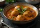 Lauki Kofta Curry, servido com bolas de cabaça e coentros frescos