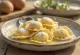 Ravioli de requeijão e sementes de papoila servido com açúcar em pó