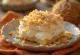 Três leites com coco ralado, pão de ló embebido em leite num prato branco