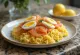 Kedgeree com salmão, prato cremoso de peixe, servido com ovos frescos