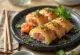 Inarizushi com salmão miso, servido com coentros frescos e sementes de sésamo