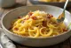 Carbonara com bacon servida