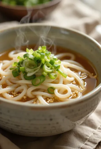 Kake udon servido em tigela, sopa udon básica em caldo dashi, decorada com cebolo fresco e sementes de sésamo