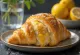 Croissant de limão cristalizado servido