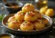 Unni appam, com banana e coco ralado, frito até dourar
