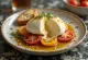 Salada de burrata clássica servida com tomate fresco, azeite e manjericão.
