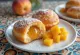 Peach Doughnut servido com açúcar em pó