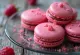 Macaron de framboesa servido
