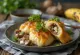 Zongzi estufado, com recheio de carne fumada e decorado com coentros frescos