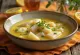 Psarosoupa com molho avgolemono, sopa rica de peixe servida com azeite fresco e sumo de limão
