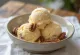 Gelado de noz-pecã salgada com pedaços crocantes