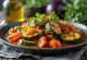 Caponata com legumes grelhados, servida com azeitonas e molho de tomate