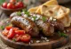 Cevapi com tomate servido com pão pita