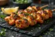 Kebab de frango tikka servido com pão naan e salada fresca
