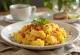 Saltfish com ovos mexidos, peixe suculento com ovos servido com legumes