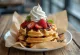 Gofres de feira com molho de chocolate e chantilly