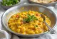 Moong Dal Fry com sabores ricos a especiarias, folhas de coentros frescos