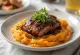 Cachaço de porco BBQ com puré de batata-doce servido com salsa fresca