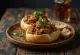 Bunny Chow servido com molho picante