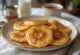 Malpua com banana, servido com fatias de banana fresca