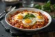 Parmigiana sem glúten servida com beringela assada, molho de tomate e queijo derretido