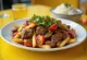 Lomo saltado com lima, prato peruano com carne de vaca, tomate e batata frita