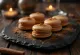 Macaron de Mel e Canela servido num prato