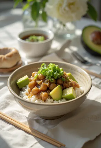 Nattō com abacate, tigela de arroz japonês servido com molho de soja, cebolinho e sementes de sésamo