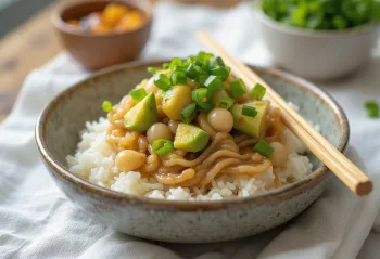 Nattō com abacate, tigela de arroz japonês servido com molho de soja, cebolinho e sementes de sésamo