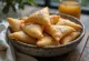 Mandazi frito dourado servido