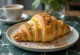 Croissant de queijo e natas azedas servido
