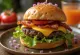 Hambúrguer vegan com bacon e vegetais frescos