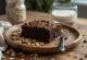 Bolo de aveia e chocolate vegan fatiado e servido