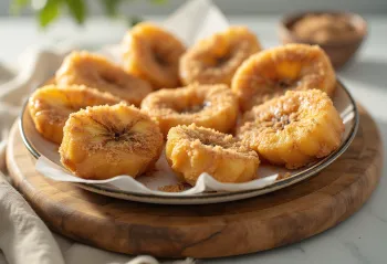Banana frita dourada polvilhada com açúcar e canela