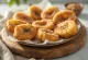 Banana frita dourada polvilhada com açúcar e canela