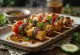 Satay de legumes, legumes grelhados em espetos, com legumes frescos