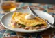 Crepe salgado francês acabado de fazer recheado com fiambre e queijo