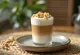 Latte de noz cremoso em chávena com pedaços de noz