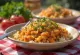 Koshari com orégãos, prato egípcio de arroz, lentilhas e macarrão, num rico molho de orégãos