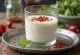 Kefir com especiarias servido em copo, polvilhado com colorau e pimenta no topo