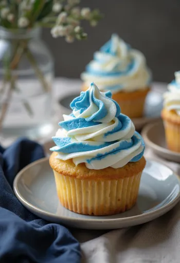Cupcake náutico azul e branco servido