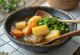 Nikujaga de legumes, servido com legumes ricos e apetitosos e coentros frescos.